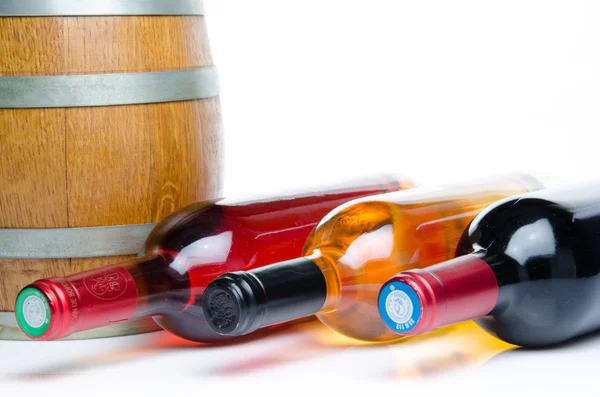 Bottles of wine with a cask — Stock Photo, Image