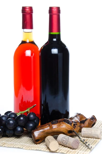 Botellas de vino con uvas negras y sacacorchos — Foto de Stock