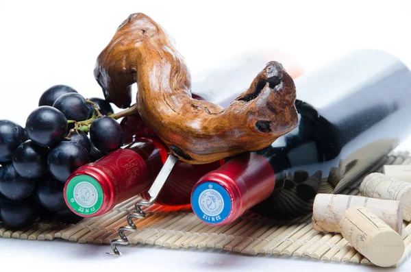 Bootles wino z czarnych winogron i korkociąg — Zdjęcie stockowe