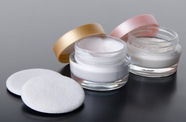 Pamuk ve nemlendirici krem kavanoz