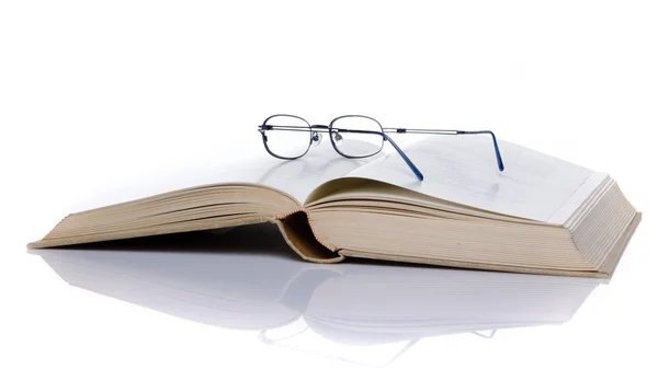 Libro abierto con gafas — Foto de Stock