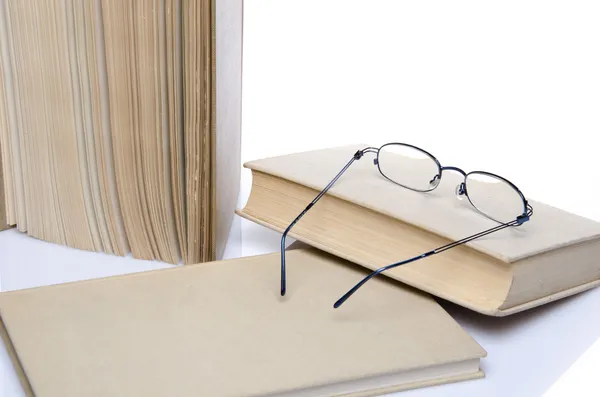 Samenstelling van boeken met een bril — Stockfoto