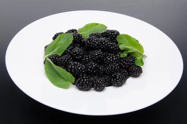 Plate of fresh blackberries with mint — Stock Photo, Image