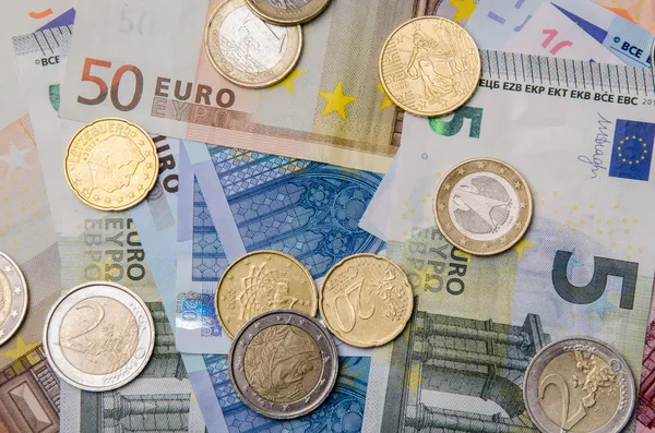 欧元钞票和硬币 — 图库照片