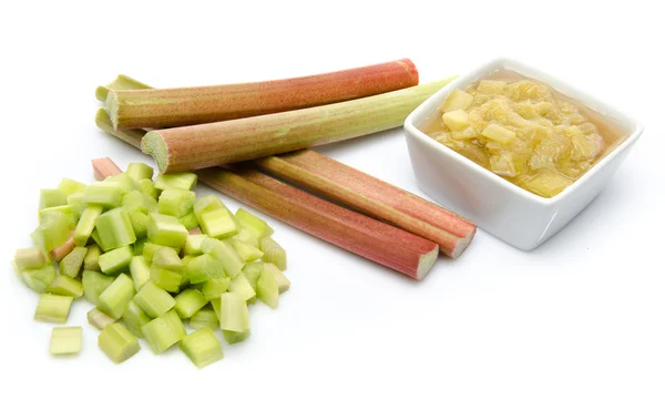 Filiżanka gotowane rhubard z łodygi i posiekane rabarbar — Zdjęcie stockowe