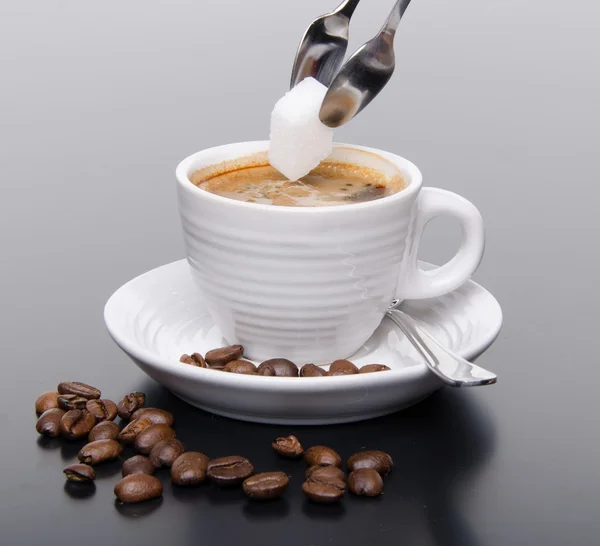 Bir kahve bir şeker ekleyerek — Stok fotoğraf