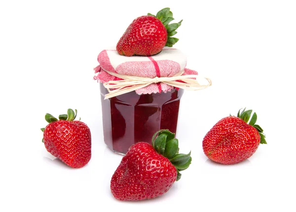 Burk jordgubbssylt med färska jordgubbar — Stockfoto