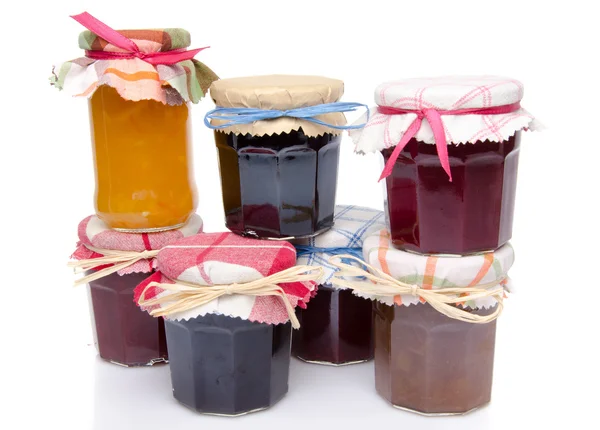 Frascos de diferentes compotas e marmeladas — Fotografia de Stock