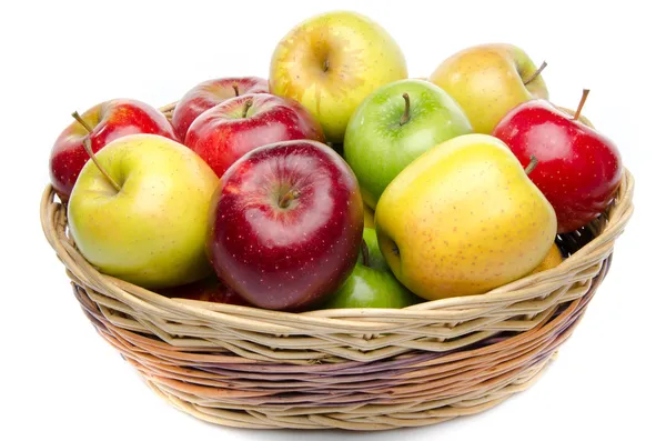 Différentes sortes de pommes dans un panier — Photo