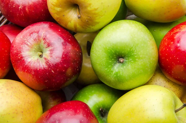 Diferentes tipos de maçãs — Fotografia de Stock