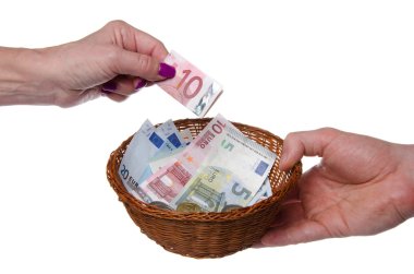 el bir banknot bir sepete koymak