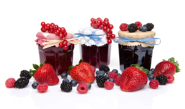 Composizione con vasetti di confetture di frutta rossa e nera e frutta fresca — Foto Stock