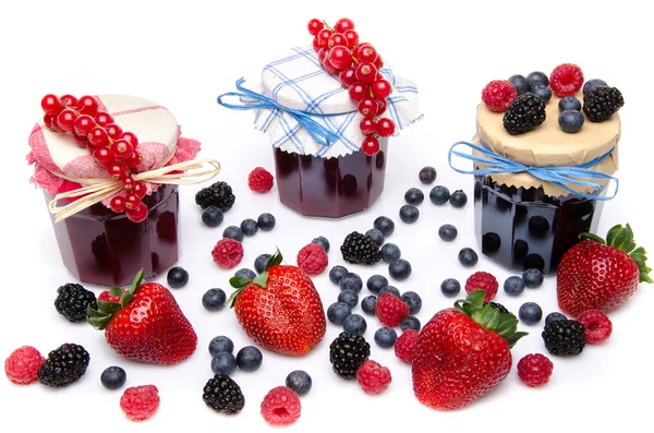 Composición con frascos de mermeladas de frutas rojas y negras y fru fresco —  Fotos de Stock