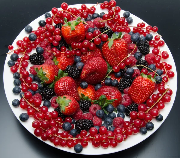 빨간색과 검은색 신선한 과일 접시 — 스톡 사진
