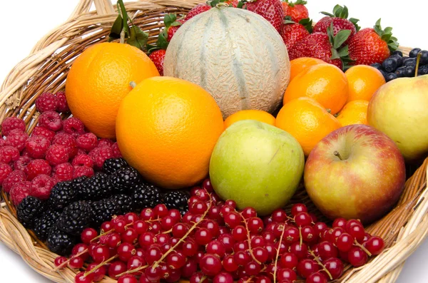 Korb mit verschiedenen Früchten — Stockfoto