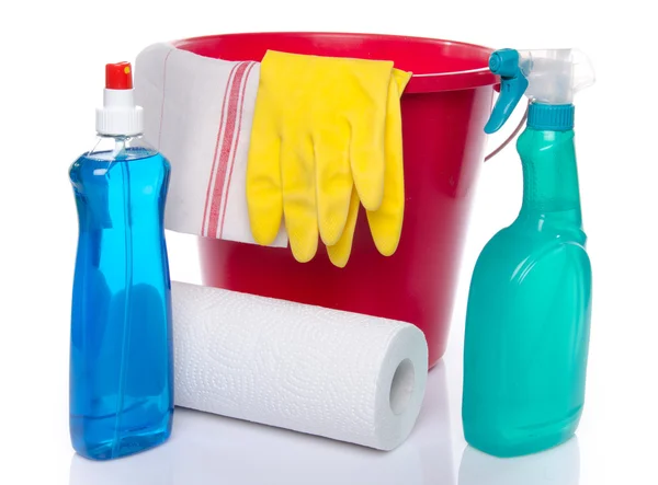 Hink med rengöringsprodukter och rengöring material — Stockfoto