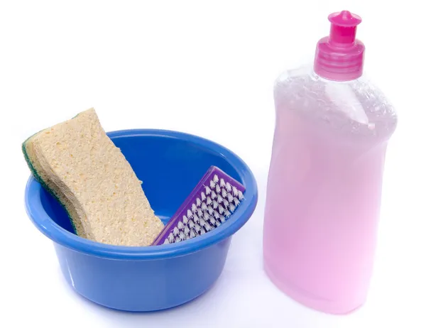 Dishpan med diskmedel, en borste och en svamp — Stockfoto