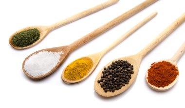 tahta kaşıklar ile dereotu tozu, tuz, köri, pepp bileşimi
