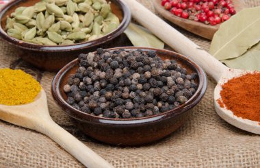 tahta kaşık ve bardak kakule, biber, pap ile kompozisyon