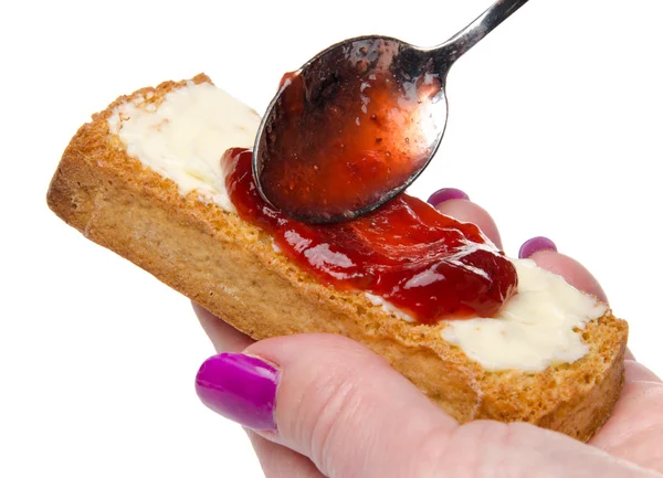 여자의 손에 토스트에 딸기 잼을 확산 — 스톡 사진