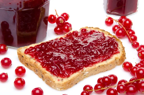 Tostadas con mermelada de grosella roja y grosellas rojas frescas — Foto de Stock