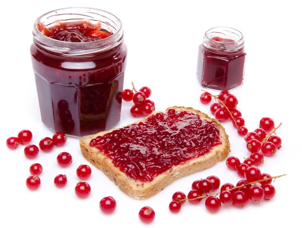 Tostadas con mermelada de grosella roja y grosellas rojas frescas — Foto de Stock