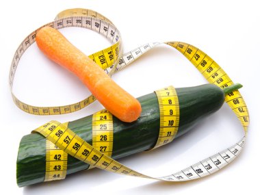 etrafında bir salatalık havuç ile ölçüm bandı