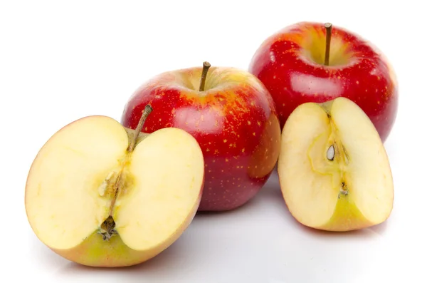 Manzanas rojas cortadas por la mitad y cuarto —  Fotos de Stock