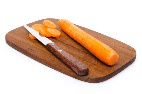 Морковь на доске для резки древесины — стоковое фото