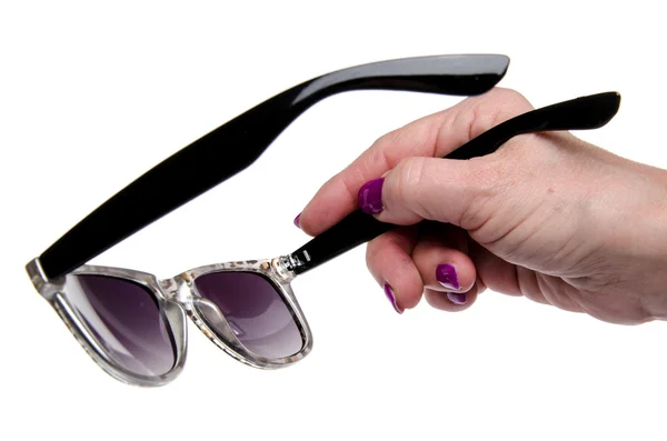 Kvinnans hand innehav solglasögon — Stockfoto
