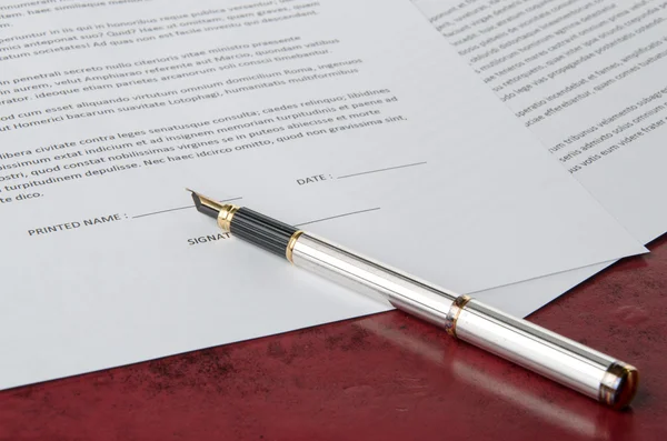 Pen prepared to sign a paper — Stock Photo, Image