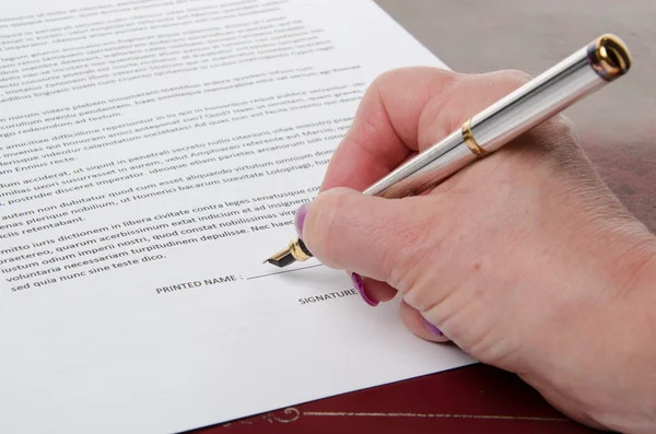 Mano firmando un papel — Foto de Stock