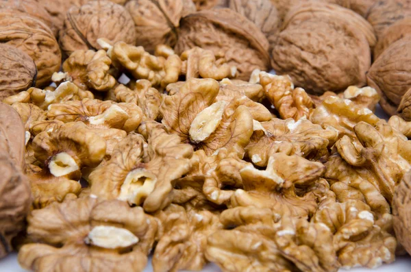Открытые и целые грецкие орехи — стоковое фото