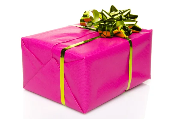 Розовая подарочная коробка с золотым луком — стоковое фото