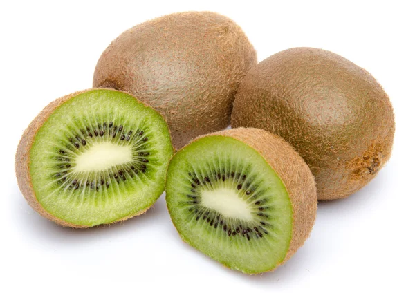 Kiwis enteros y una fruta kiwi cortada por la mitad — Foto de Stock