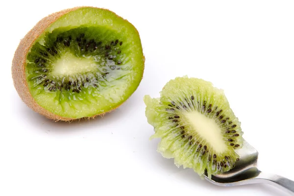 Bit av kiwi på en sked — Stockfoto