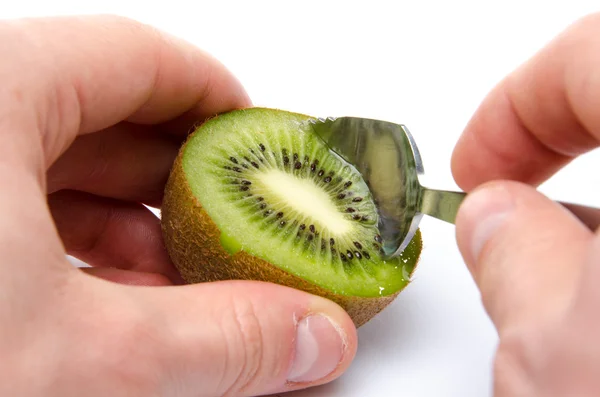 Comer kiwi con una cuchara — Foto de Stock