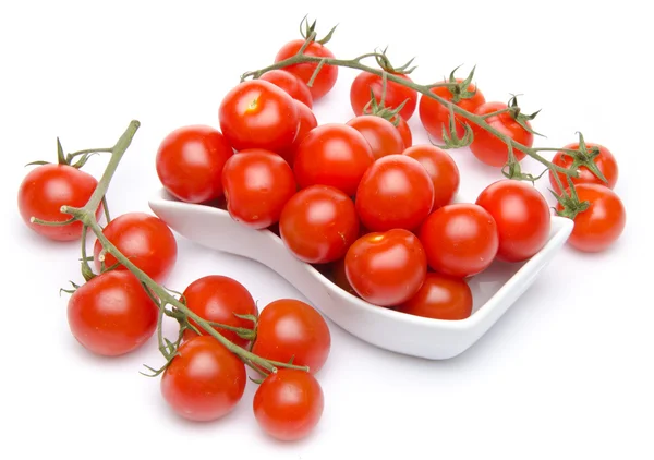 Tomaten in einem weißen Schnitt und Kirschtomaten — Stockfoto