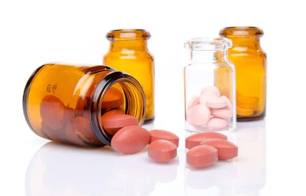 Prášky vylévající z lahvičky od pilulek — Stock fotografie