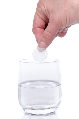 bir tablet bir bardak tutan el