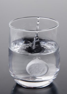 efervesan tablet bir bardak su düşen
