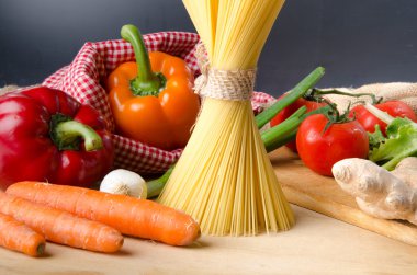 kompozisyon sebze farklı türde ve pişmemiş makarna
