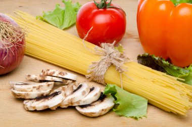 kompozisyon farklı türleri tarafından çevrili pişmemiş makarna 