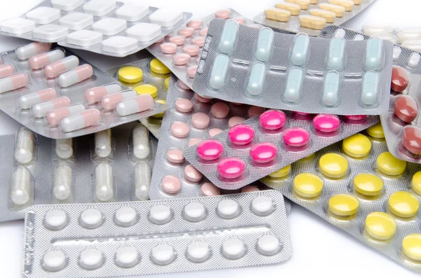 Таблетки, таблетки і капсули в блістерних упаковках — стокове фото