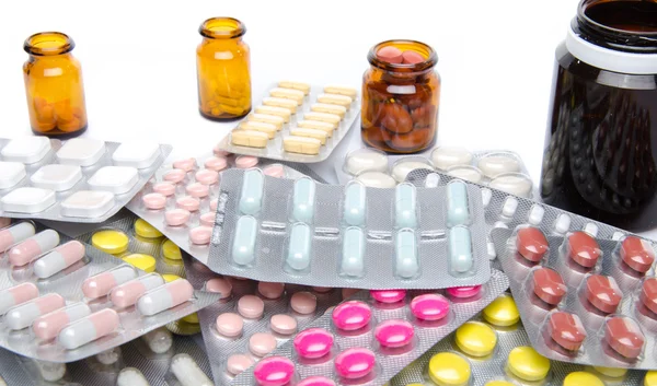 Pillen, tabletten en gelulen onder blister packs en flessen — Stockfoto