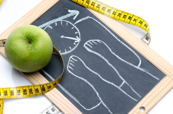 Konzept der Gewichtsabnahme mit einem Apfel und einem Maßband — Stockfoto