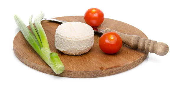 Composición del queso de cabra en una tabla de cortar de madera —  Fotos de Stock