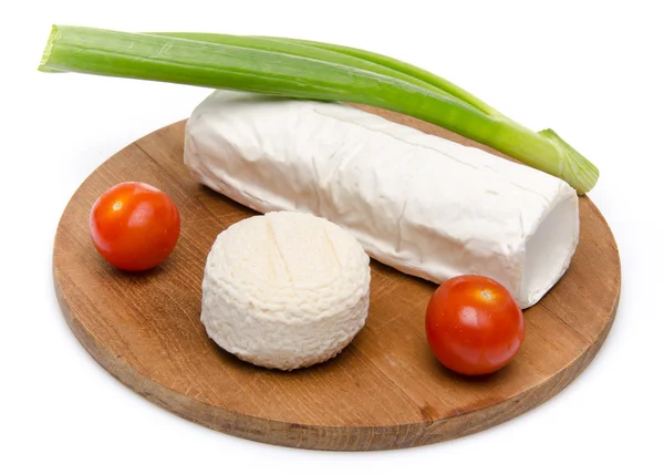 Composizione di formaggio di capra su un tagliere di legno — Foto Stock