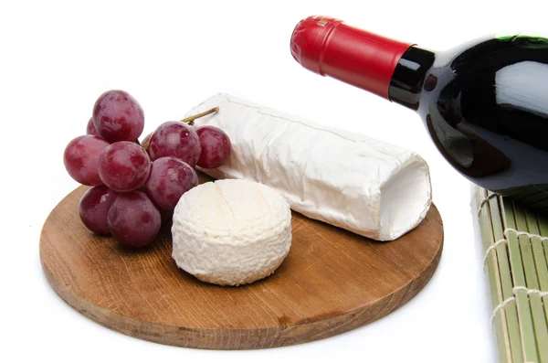 Composition of goat cheese on a wooden cutting board — Stock Photo, Image