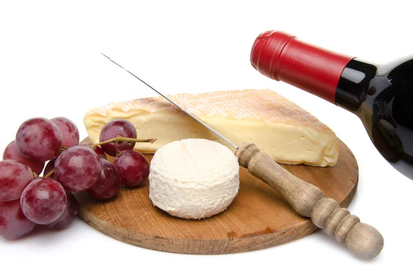 Composición de queso de cabra y de vaca en una tabla de cortar de madera —  Fotos de Stock